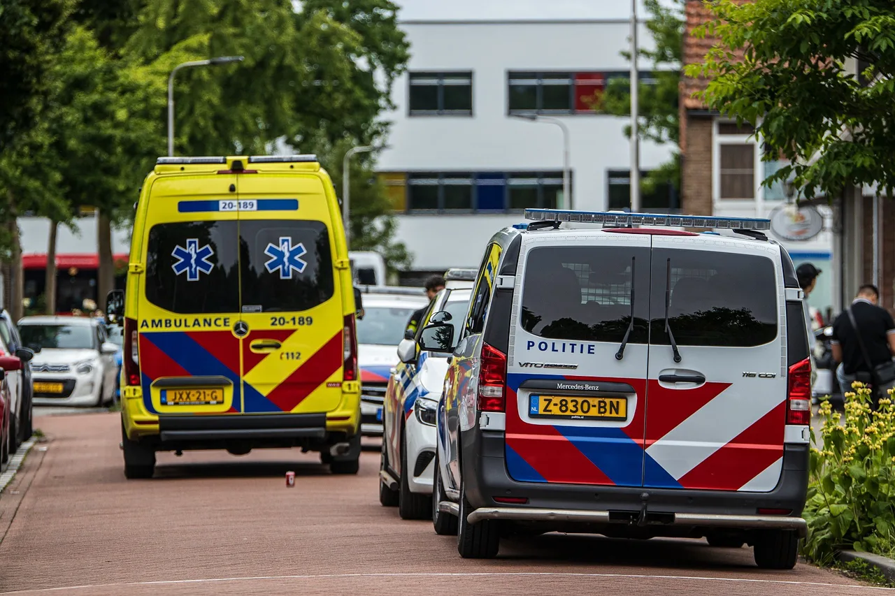Politie en ambulance in een woonwijk