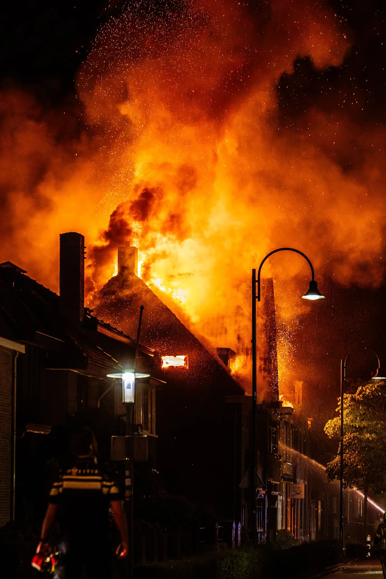 Grote uitslaande brand in de nacht